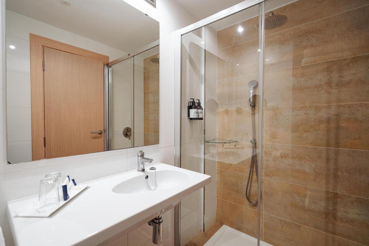 Un baño de THB Felip - Adults Only