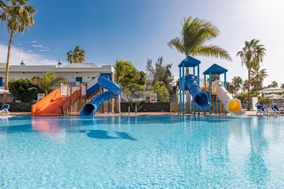 una piscina con un tobogán de agua en un complejo turístico en THB Tropical Island, en Playa Blanca