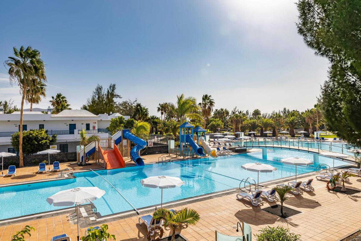 una gran piscina con un parque acuático en THB Tropical Island, en Playa Blanca