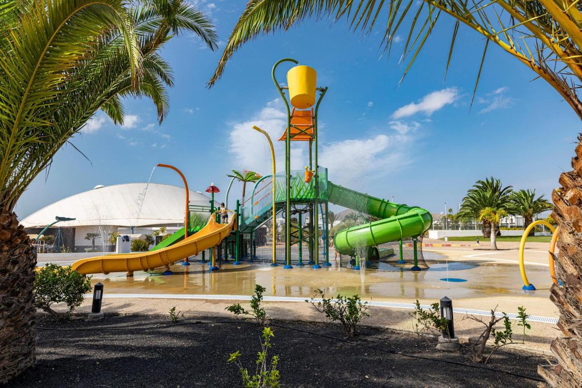 un parque acuático con un tobogán de agua en un parque en THB Tropical Island, en Playa Blanca 69 fotos más
