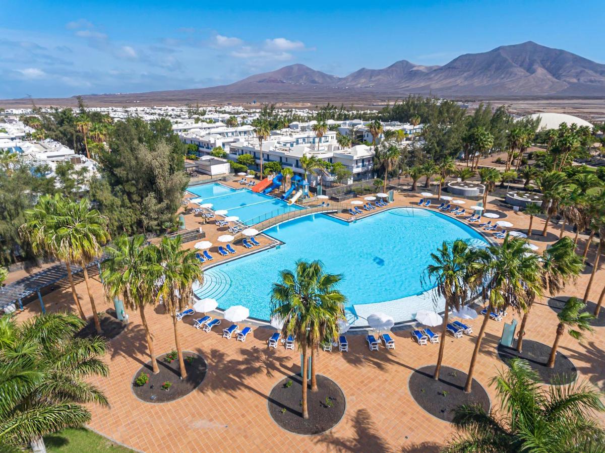 Una vista aérea de un resort con piscina y palmeras. en THB Tropical Island, en Playa Blanca