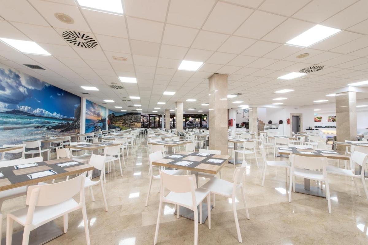 Un restaurante o sitio para comer en THB Tropical Island