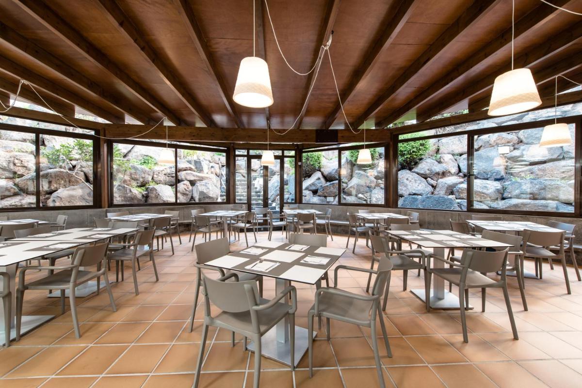 Un restaurante o sitio para comer en THB Tropical Island