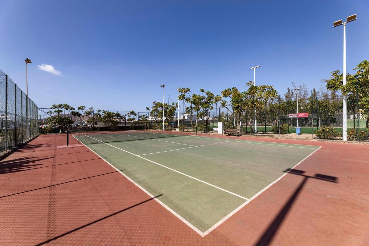 Instalaciones para jugar a tenis o squash en THB Tropical Island o alrededores