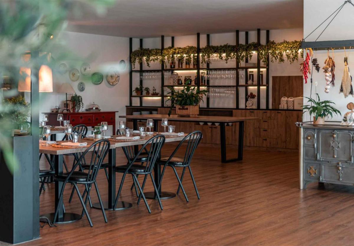 um restaurante com mesas e cadeiras em uma sala em Lamego Hotel & Life em Lamego