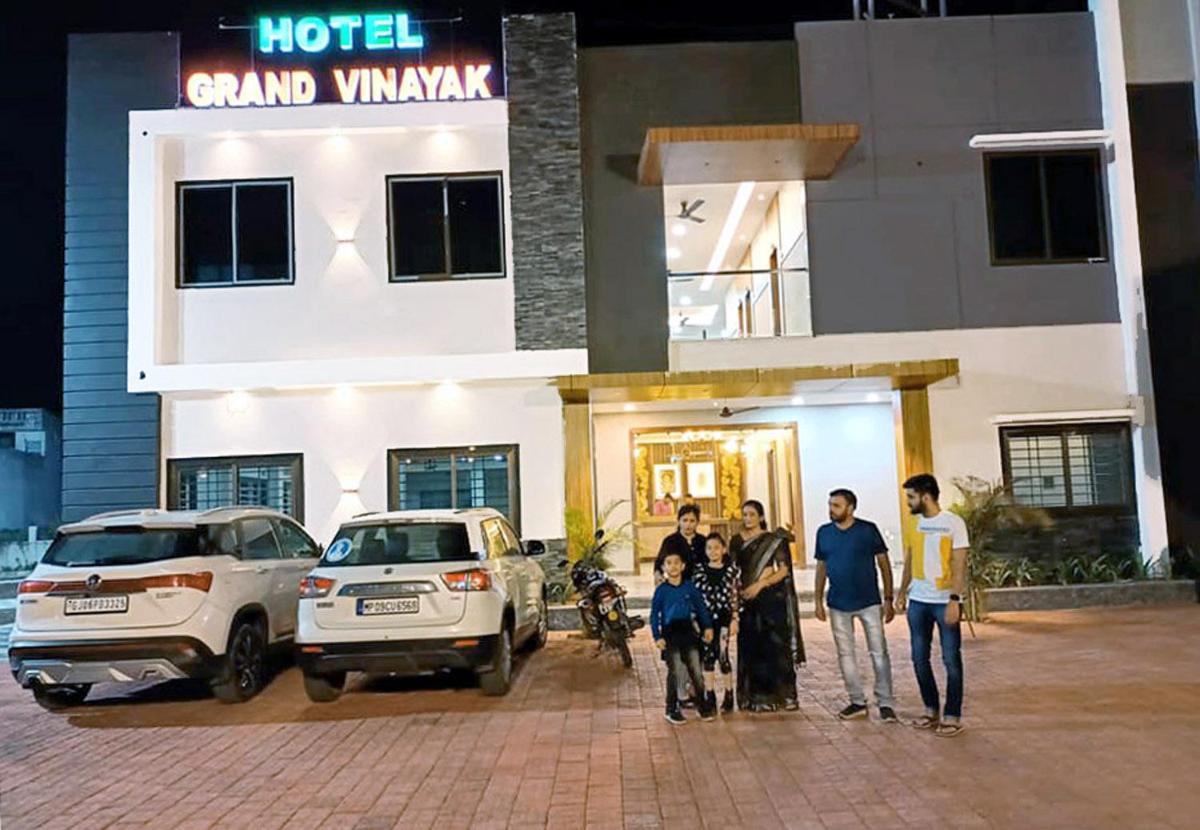 HOTEL GRAND VINAYAK, KUKSHI - Housity