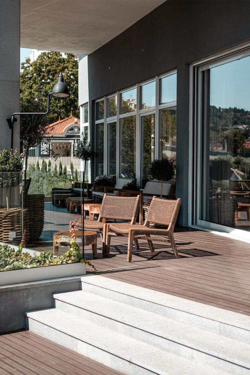 um pátio com duas cadeiras e uma mesa em uma casa em Lamego Hotel & Life em Lamego