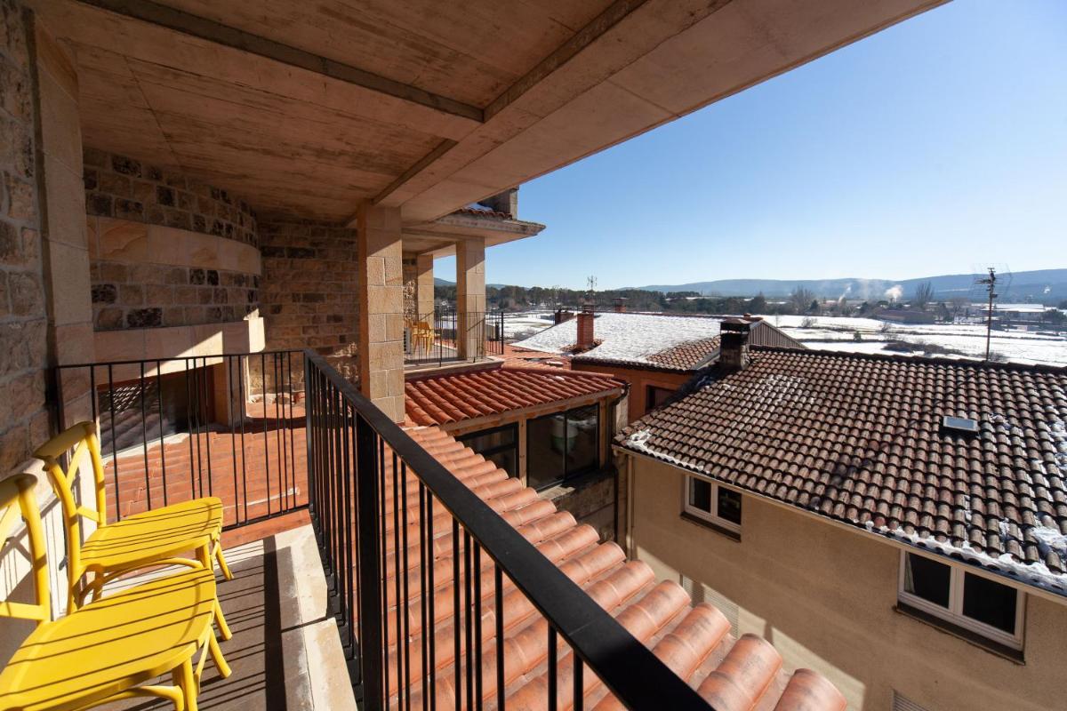 Un balcón o terraza de Duruelo Mountain Suites