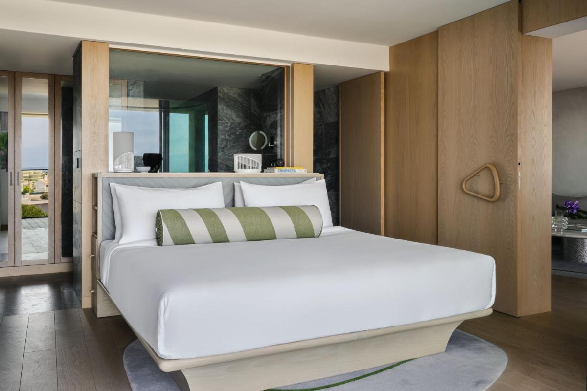 Uma cama ou camas num quarto em W Residences Algarve