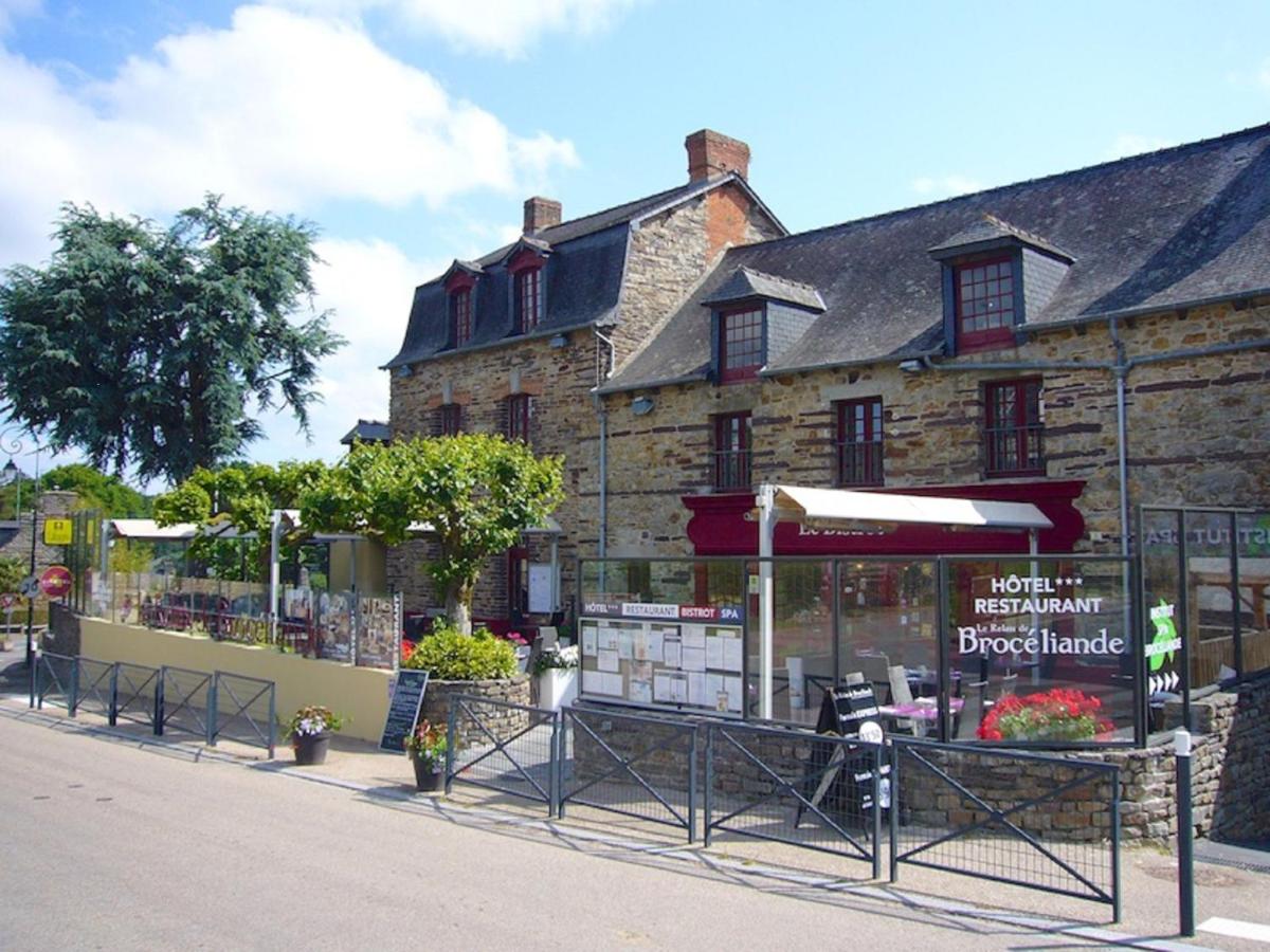 un magasin dans une rue en face d'un immeuble dans l'établissement Logis Hotel, restaurant et spa Le Relais De Broceliande, à Paimpont