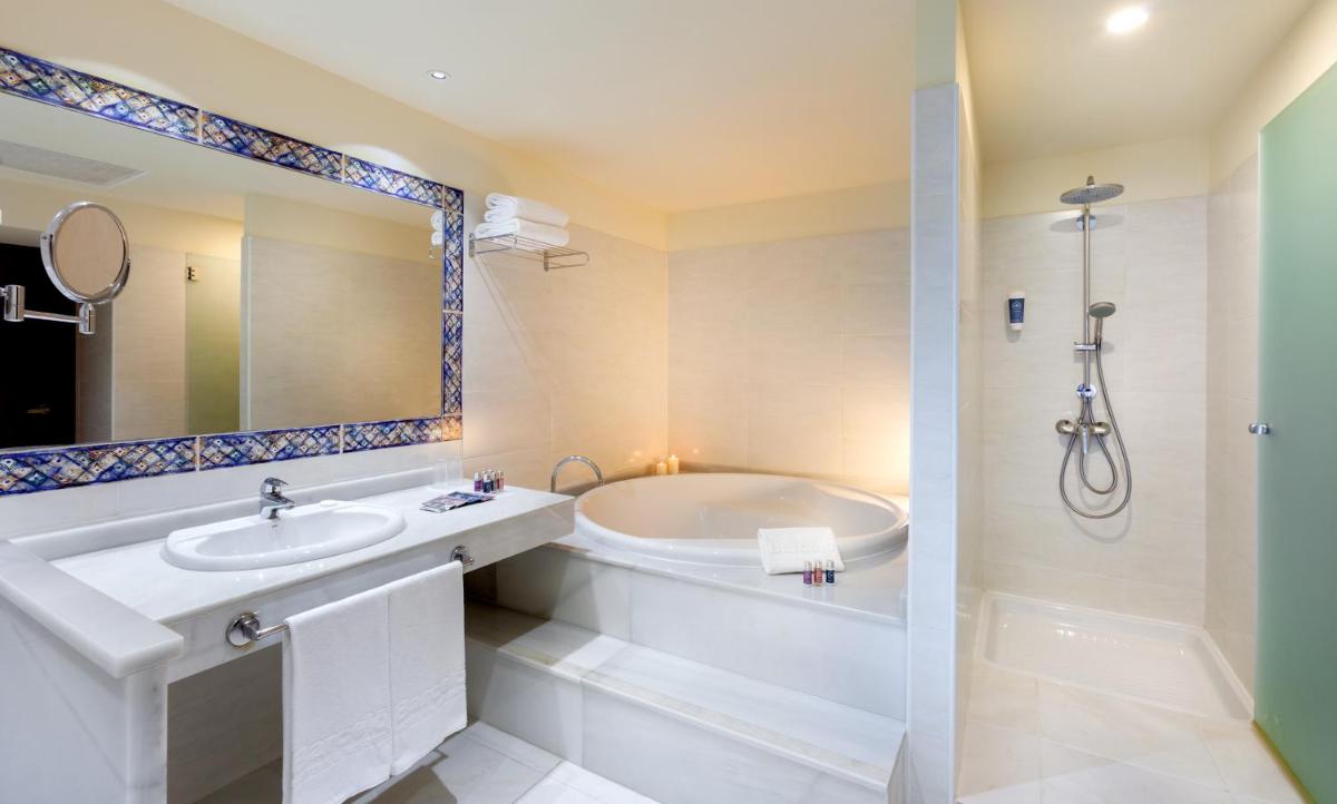 Un baño de Occidental Jandía Mar