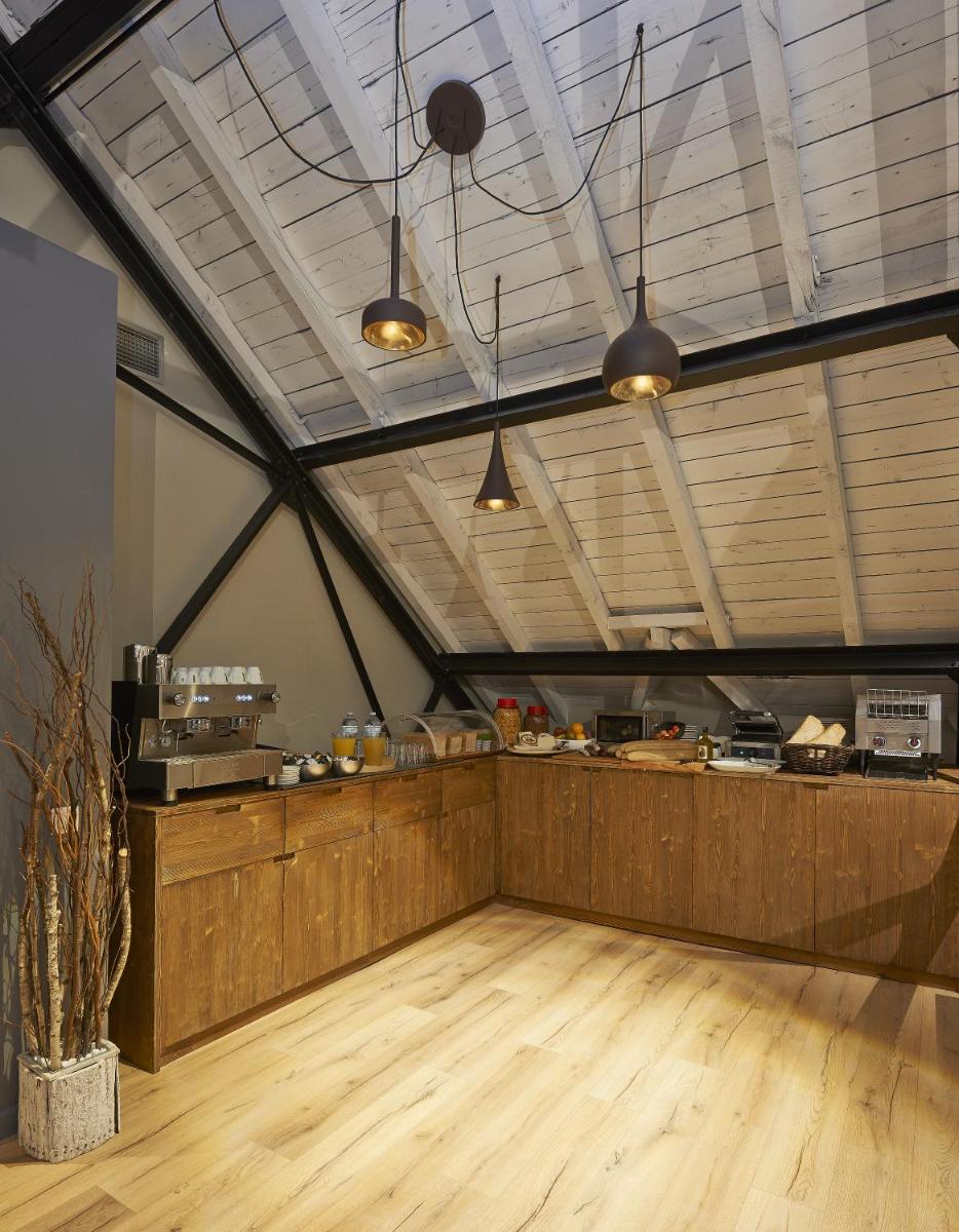 Una habitación grande con un aasteryasteryasteryasteryasteryasteryasteryasteryasteryasteryastery en Hotel Parada Puigcerda, en Puigcerdà