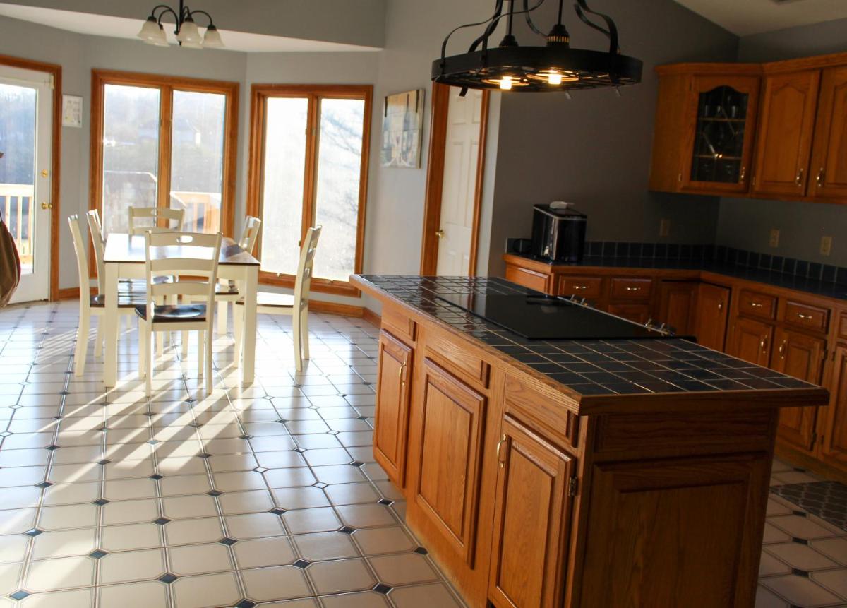 Large retreat with game room and privacy. - Housity
