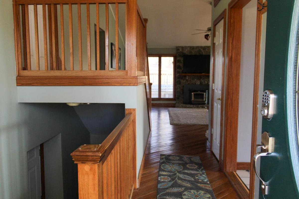Large retreat with game room and privacy. - Housity