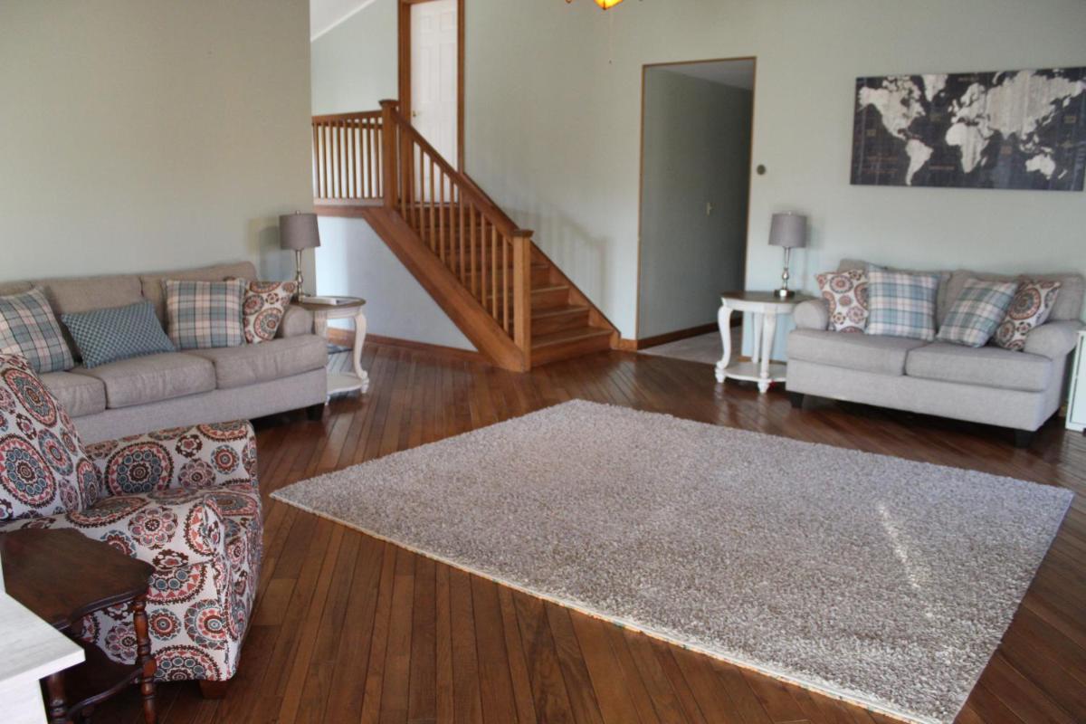 Large retreat with game room and privacy. - Housity