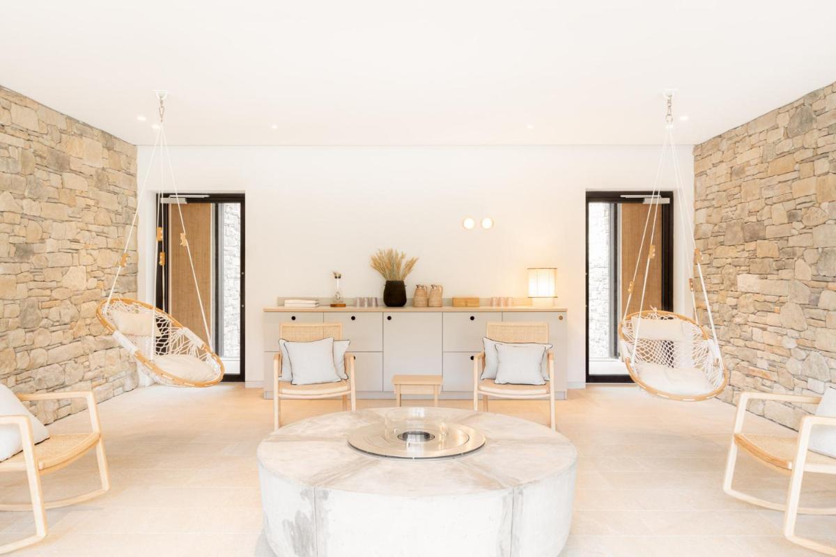 Coin salon dans l'établissement Le Couvent des Minimes, un Hôtel & Spa L'Occitane en Provence