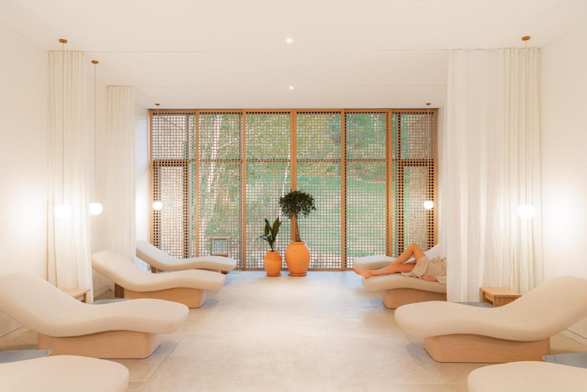 Coin salon dans l'établissement Le Couvent des Minimes, un Hôtel & Spa L'Occitane en Provence
