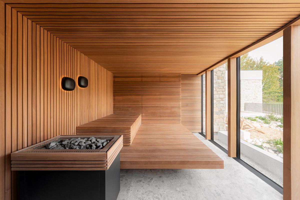 un sauna avec une cheminée au milieu dans l'établissement Le Couvent des Minimes, un Hôtel & Spa L'Occitane en Provence, à Mane