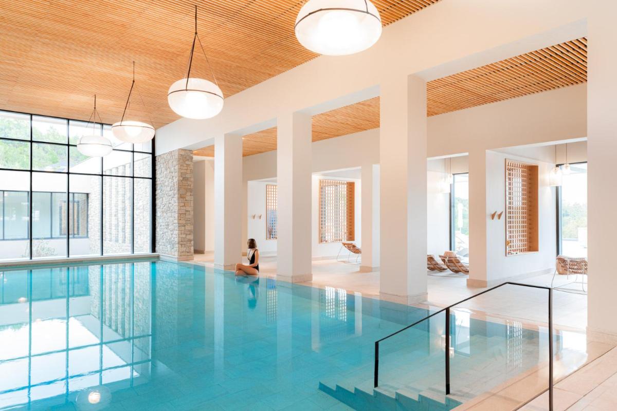Piscine de l'établissement Le Couvent des Minimes, un Hôtel & Spa L'Occitane en Provence ou située à proximité