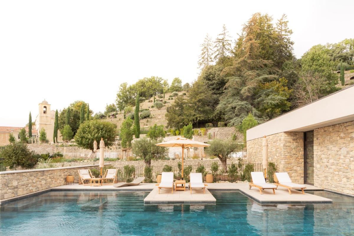 Piscine de l'établissement Le Couvent des Minimes, un Hôtel & Spa L'Occitane en Provence ou située à proximité