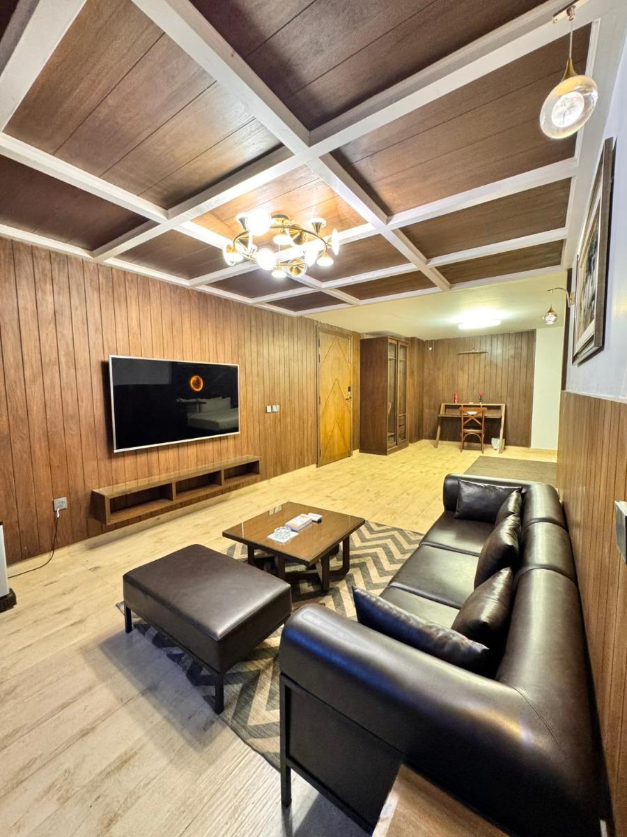 Signature By Hotel Crown Inn - Housity