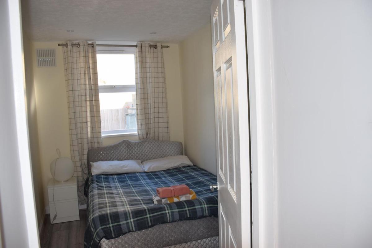 Four Bedroom House Chandos Road - Housity