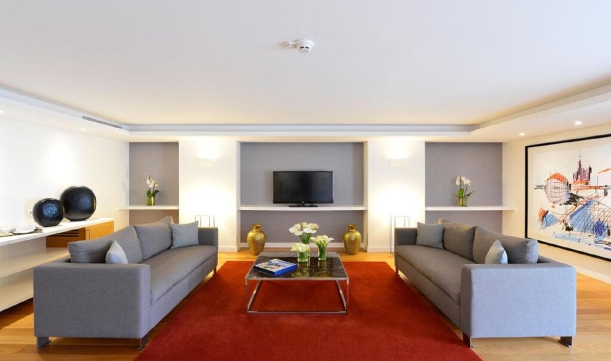 uma sala de estar com dois sofás e uma mesa de centro em Pestana Cidadela Cascais - Pousada & Art District em Cascais