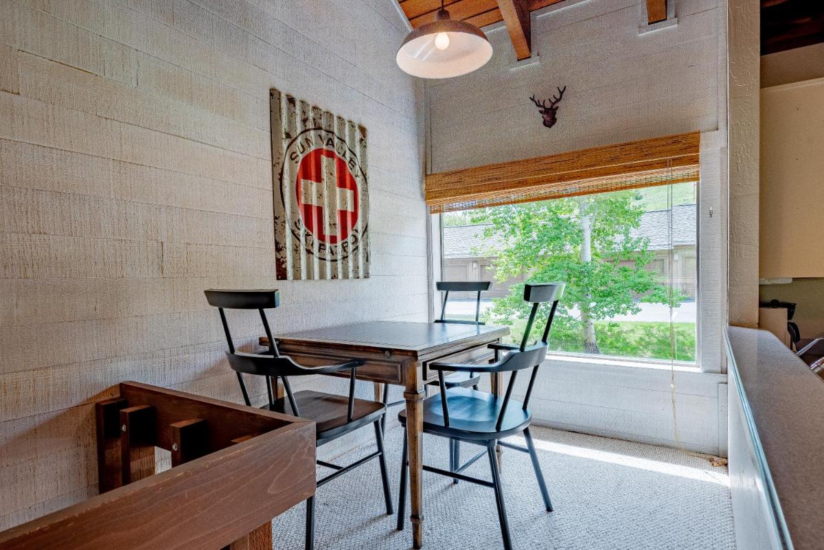 Snowcreek Condo 1579 -Sun Valley Resort Amenities Plus Hot Tub Onsite - Housity