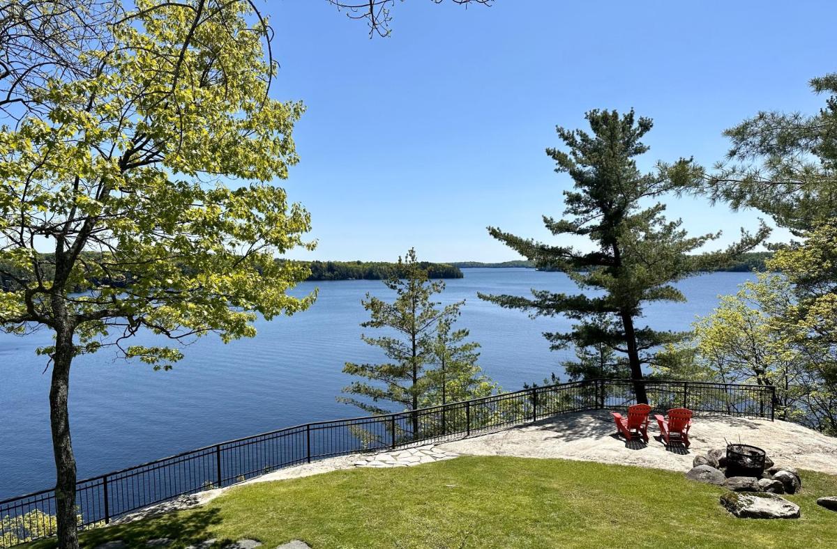 Breathtaking view of Lake Rosseau - Housity