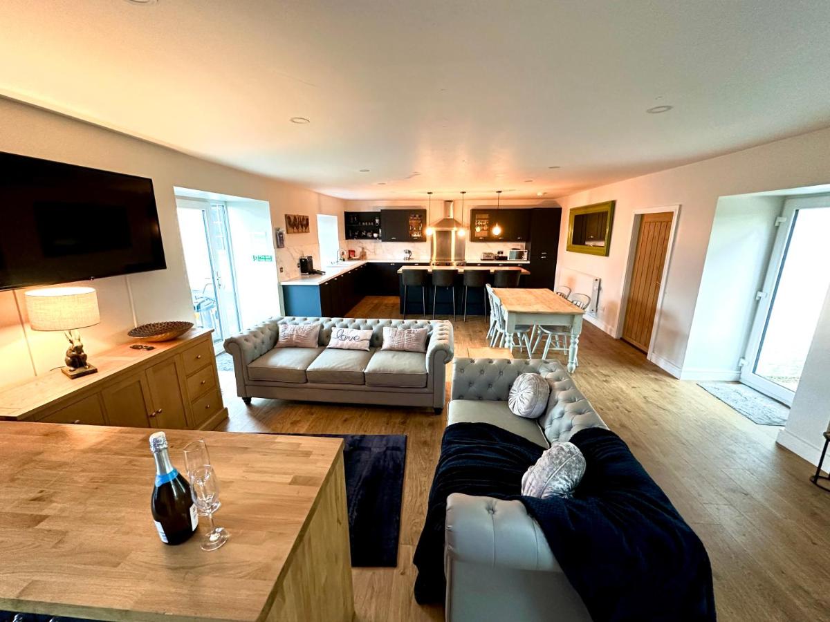 The Hideaway - Farm Stay with hottub, pool table and outdoor cinema - Housity