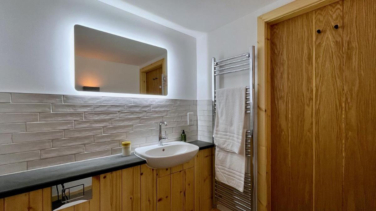 Cambrian Cottages - Charming Countryside Barn - Housity