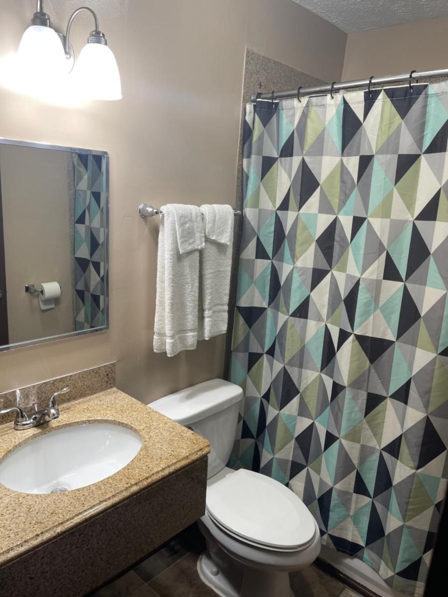 Economy Inn & Suites - Housity