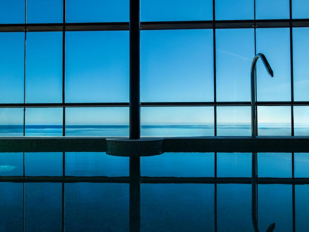 bañera en una habitación con ventanas en Gran Hotel Bali & Spa, en Benidorm