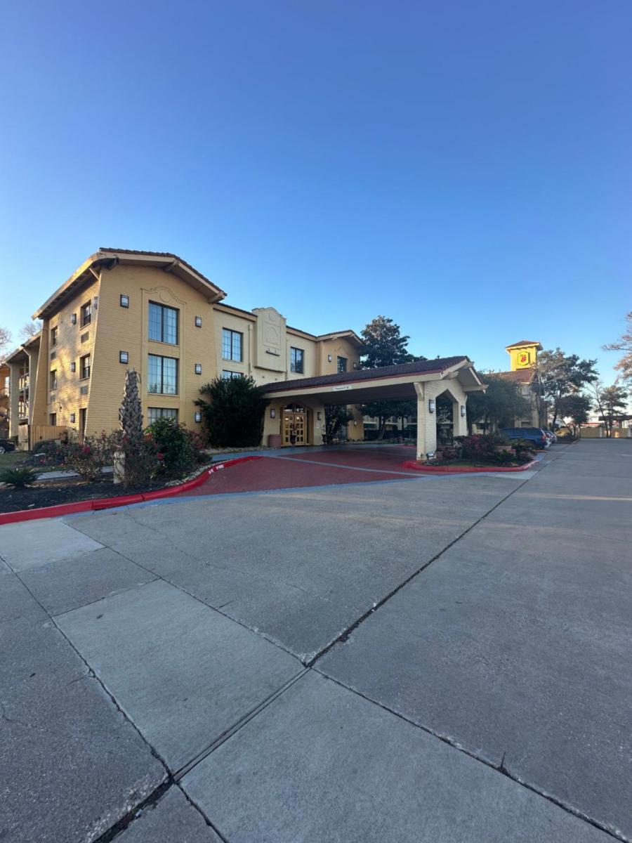 Super 8 by Wyndham The Woodlands North - Housity