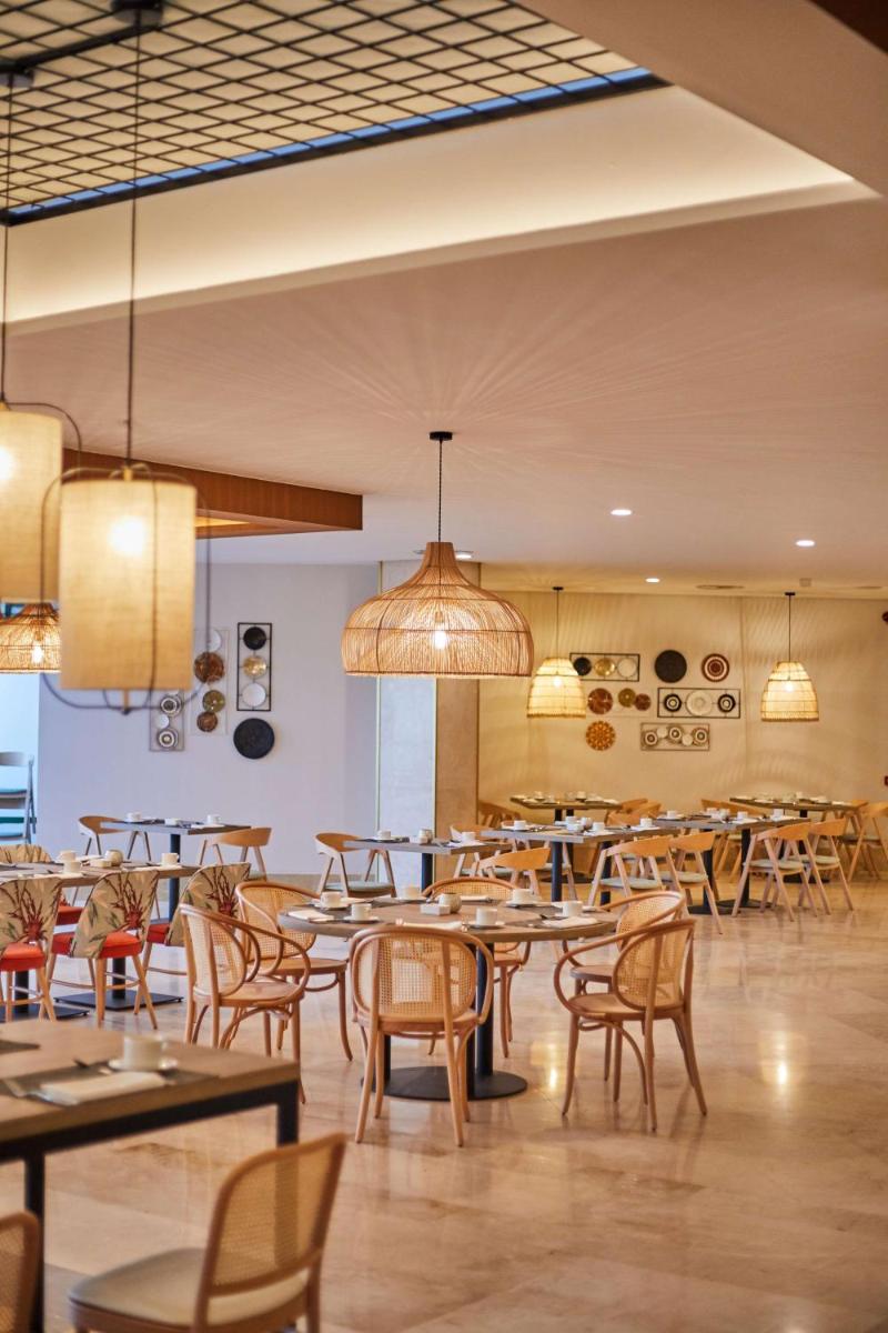 Un restaurante o sitio para comer en Dreams Lanzarote Playa Dorada Resort & Spa