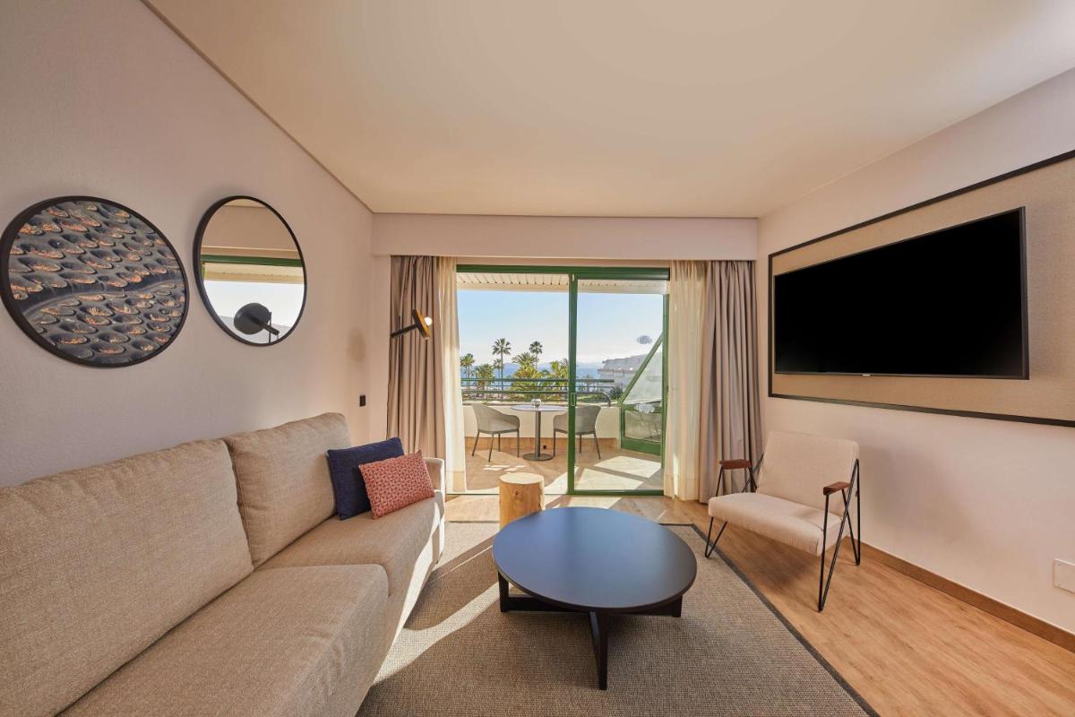 Una televisión o centro de entretenimiento en Dreams Lanzarote Playa Dorada Resort & Spa