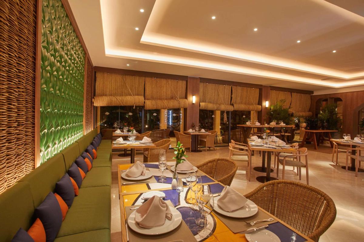 Un restaurante o sitio para comer en Secrets Bahía Real Resort & Spa Adults only