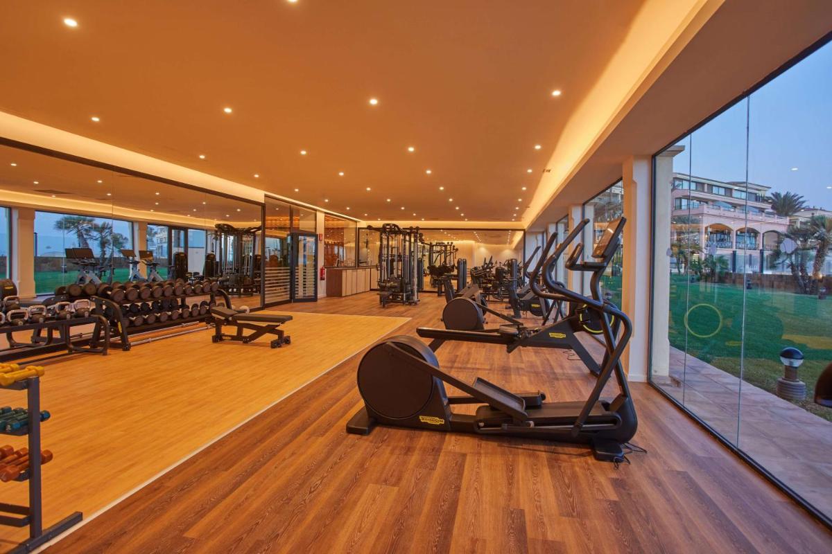 Gimnasio o instalaciones de fitness de Secrets Bahía Real Resort & Spa Adults only