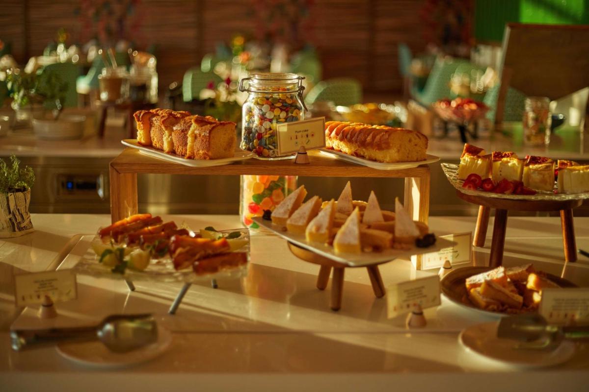 Comida en o cerca de este hotel