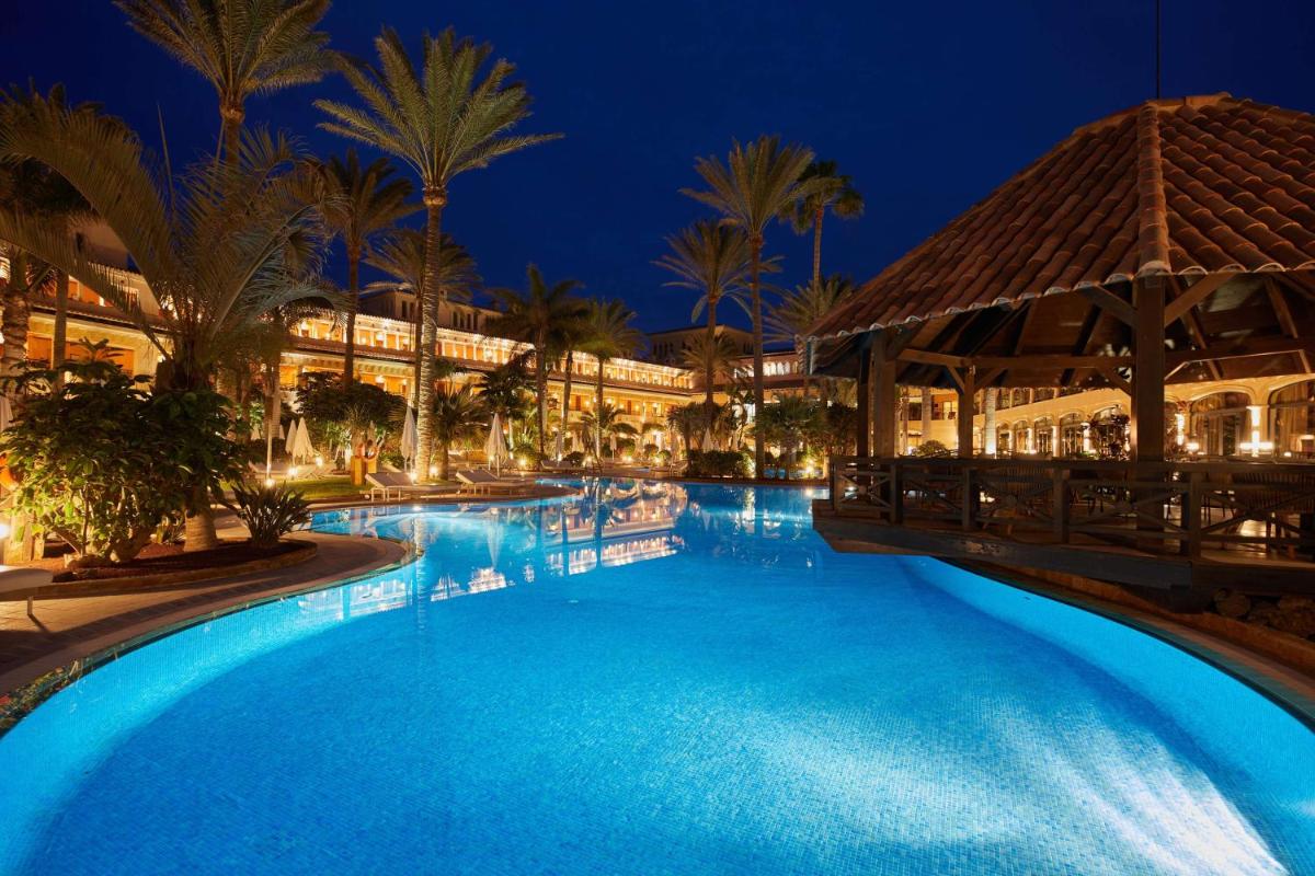 Piscina en o cerca de Secrets Bahía Real Resort & Spa Adults only