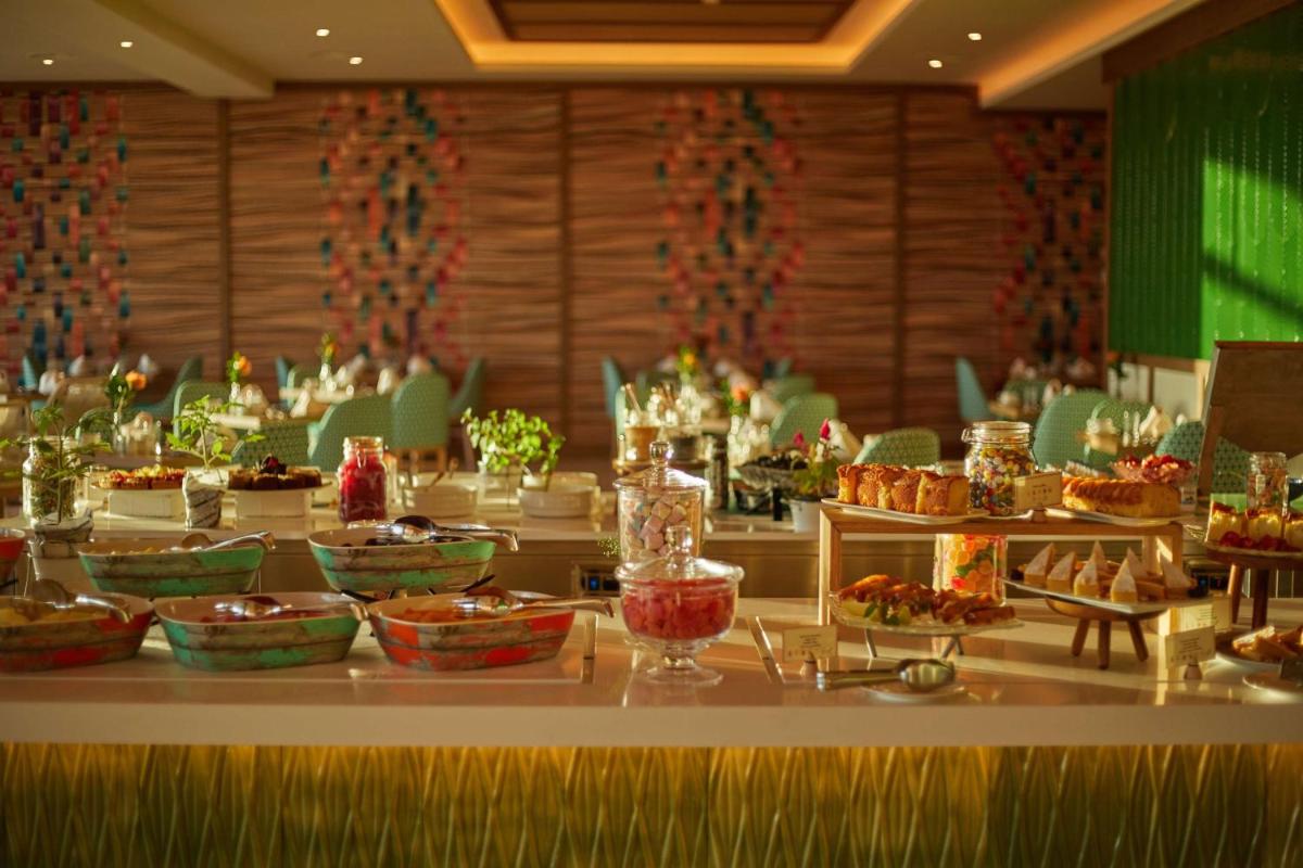 Comida en o cerca de este hotel