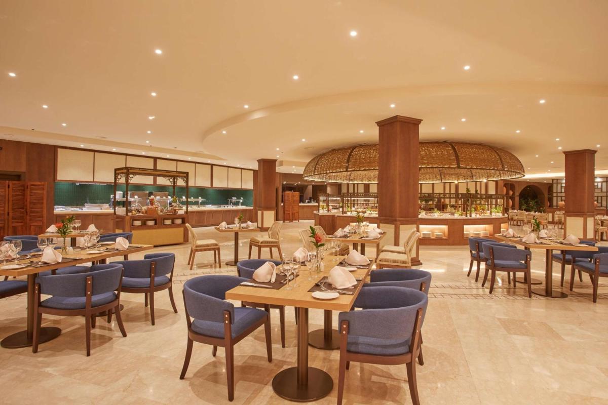 Un restaurante o sitio para comer en Secrets Bahía Real Resort & Spa Adults only