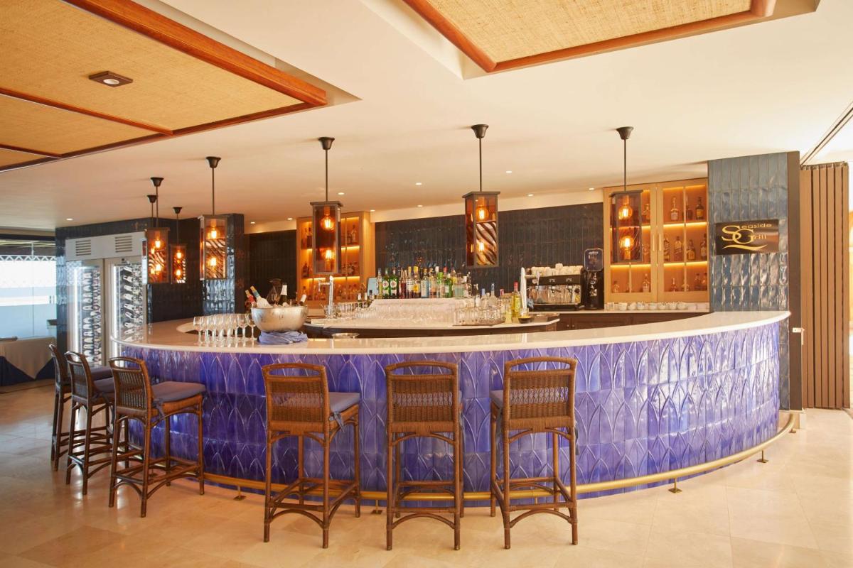 El salón o zona de bar de Secrets Bahía Real Resort & Spa Adults only