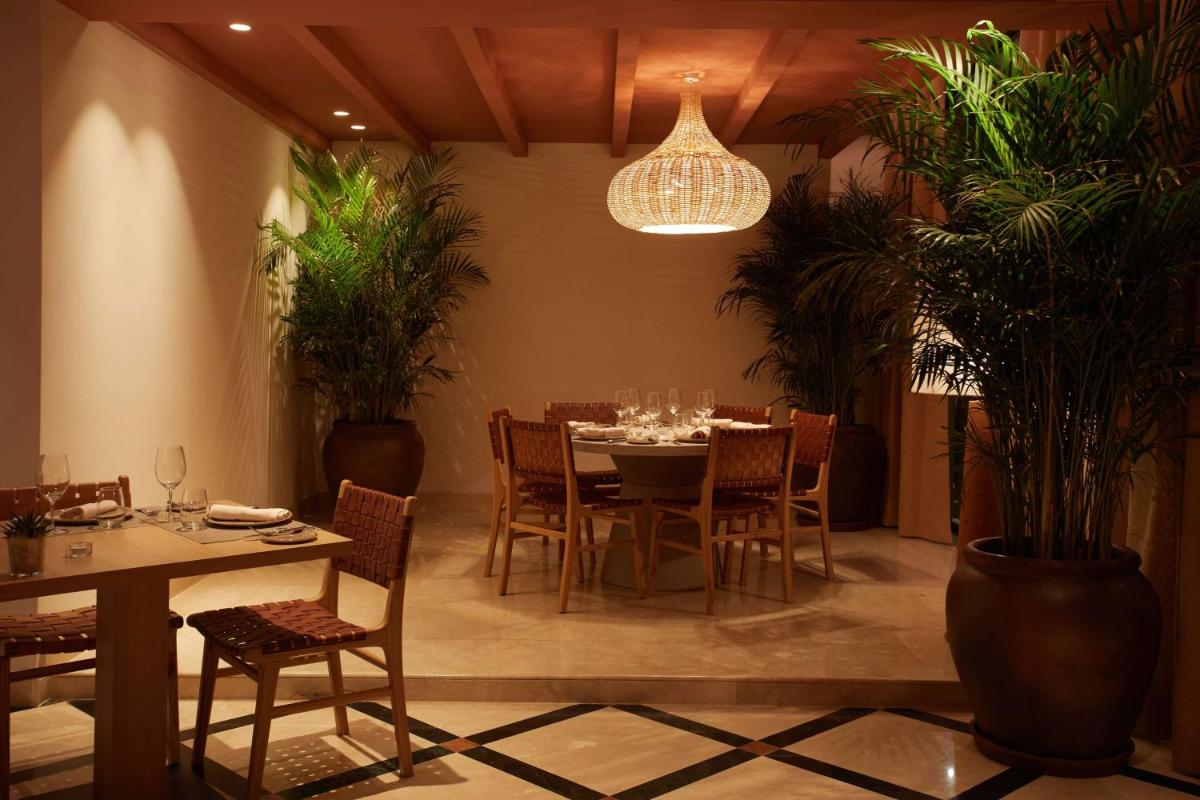 Un restaurante o sitio para comer en Secrets Bahía Real Resort & Spa Adults only