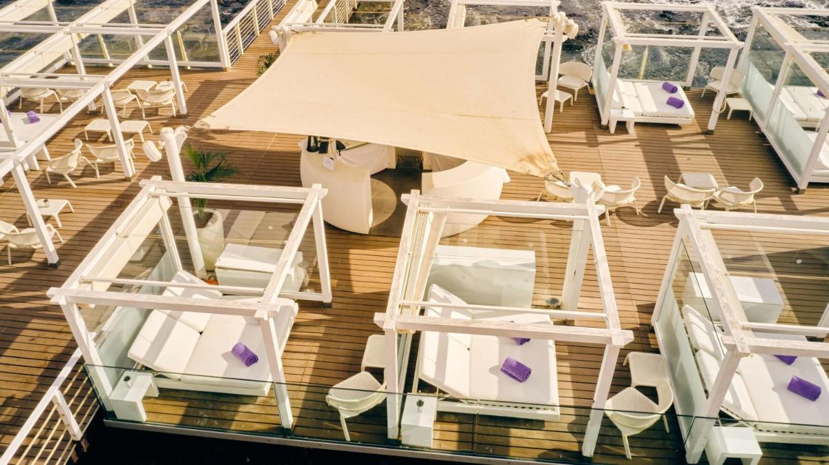 Un restaurante o sitio para comer en Secrets Bahía Real Resort & Spa Adults only