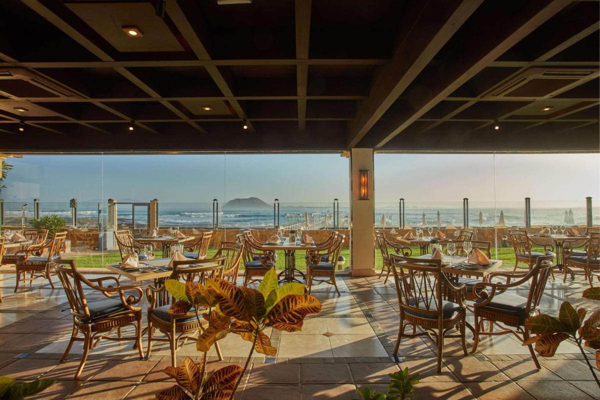 Un restaurante o sitio para comer en Secrets Bahía Real Resort & Spa Adults only