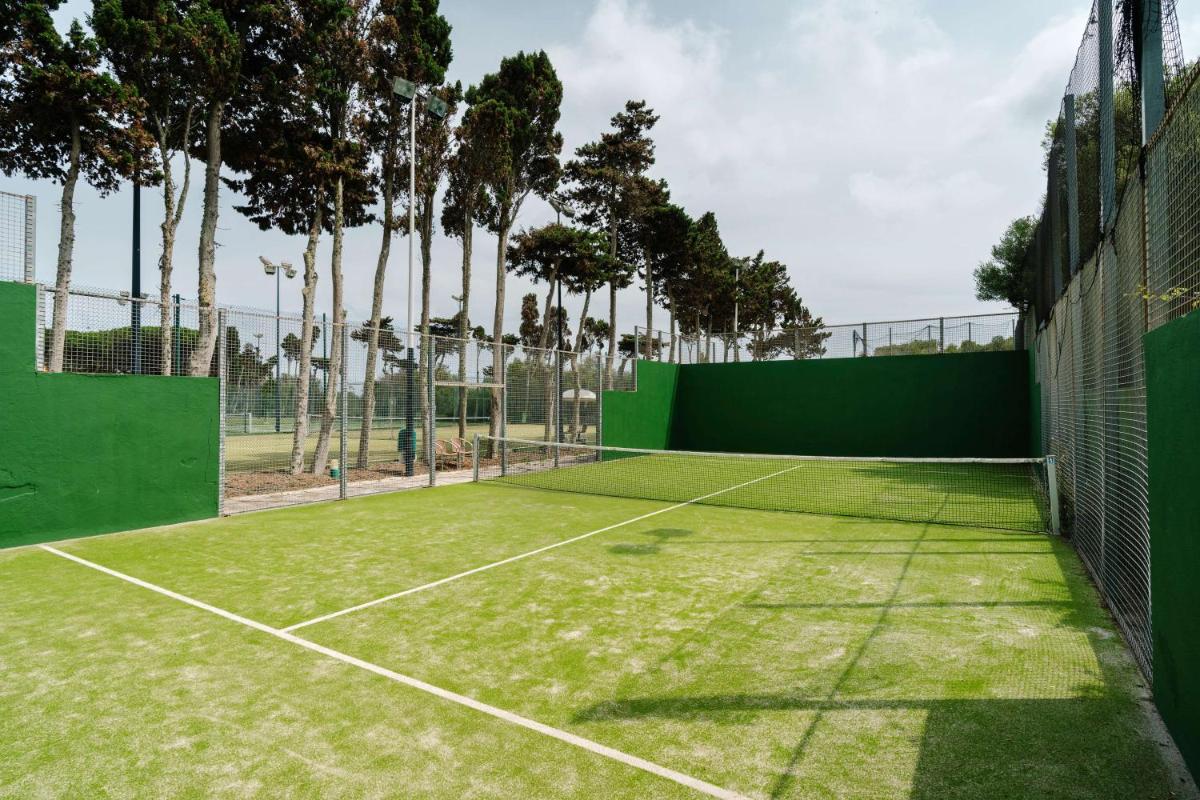 Instalaciones para jugar a tenis o squash en Alua Illa de Menorca o alrededores