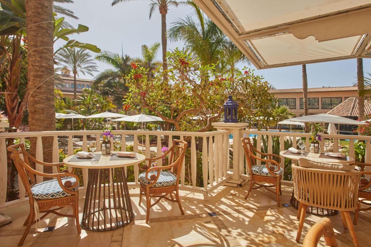 Un restaurante o sitio para comer en Secrets Bahía Real Resort & Spa Adults only