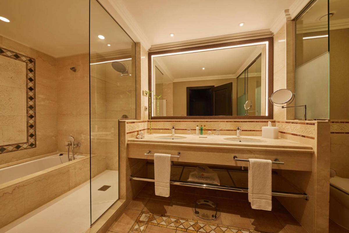Un baño de Secrets Bahía Real Resort & Spa Adults only