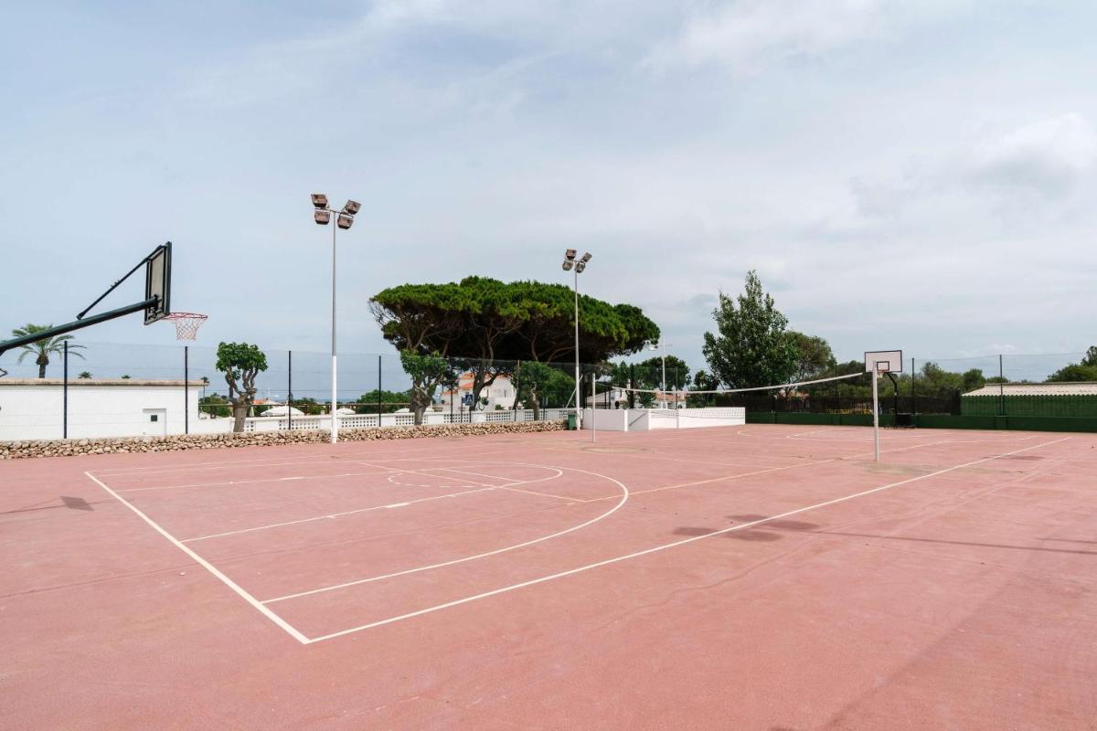 Instalaciones para jugar a tenis o squash en Alua Illa de Menorca o alrededores